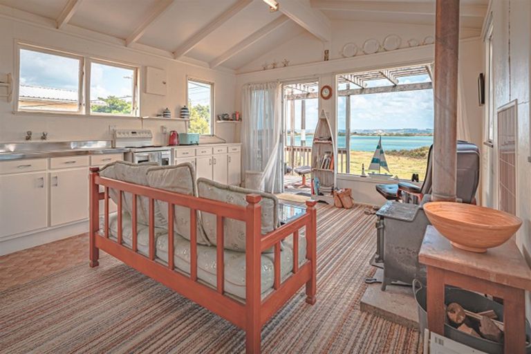 Photo of property in 33 Birds Beach Road, Tapora, 0977