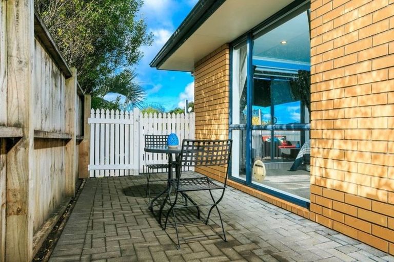 Photo of property in 21 Nottingham Place, Northcross, Auckland, 0630