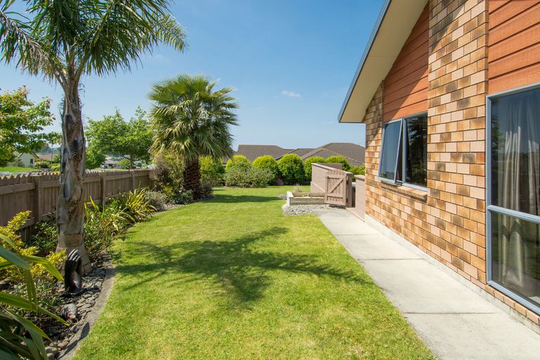 Photo of property in 2 Waterside Drive, Pyes Pa, Tauranga, 3112