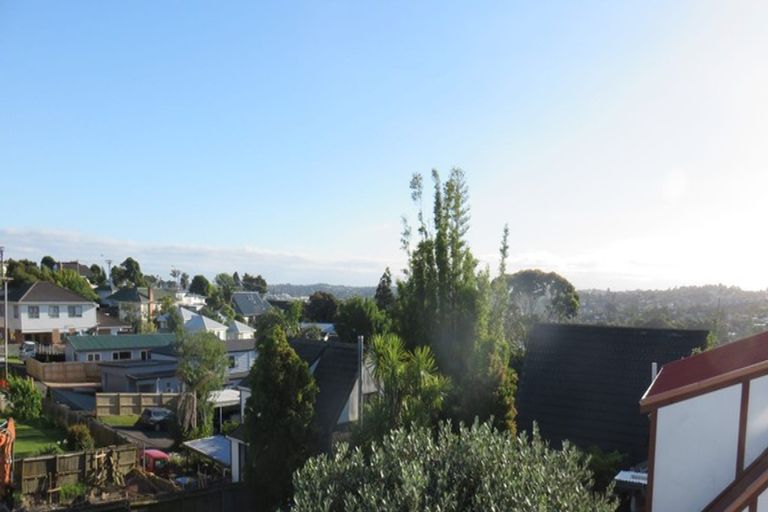 Photo of property in 2/328 East Coast Road, Sunnynook, Auckland, 0632