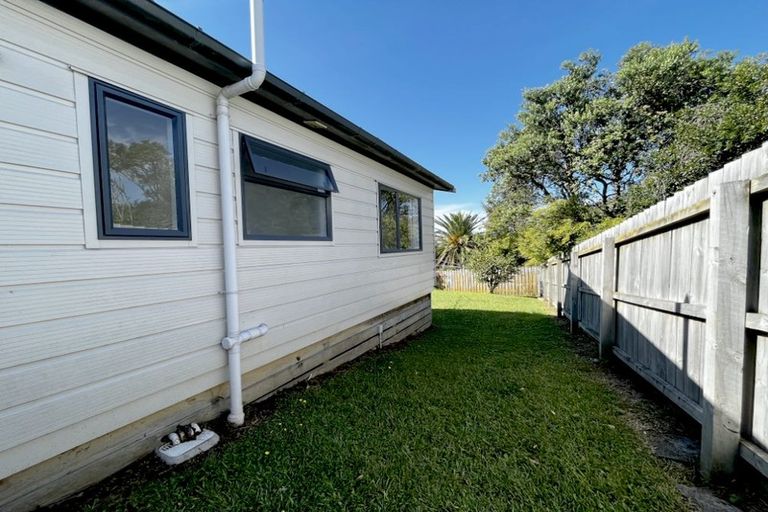 Photo of property in 4 Karo Place, Glendene, Auckland, 0602