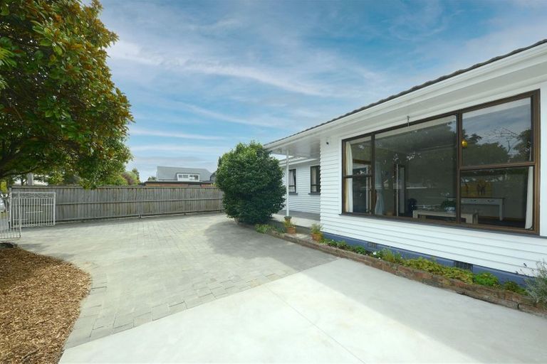 Photo of property in 112 Memorial Avenue, Burnside, Christchurch, 8053