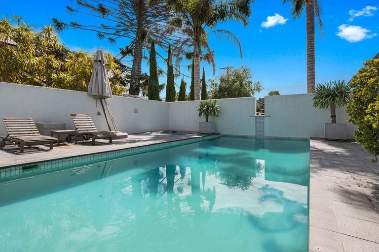 Photo of property in 25 Norwood Road, Bayswater, Auckland, 0622