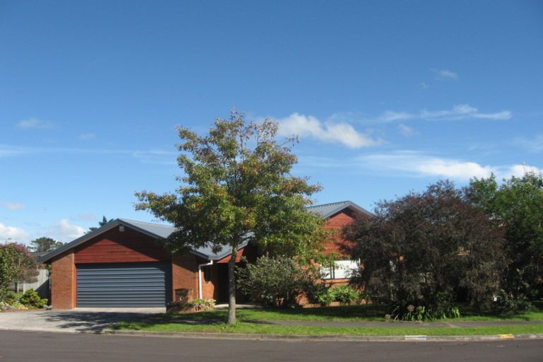 Photo of property in 11 Lochend Place, Highland Park, Auckland, 2010