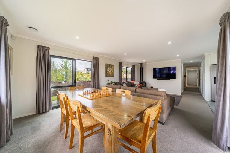 Photo of property in 5 Mckenzie Way, Timberlea, Upper Hutt, 5018
