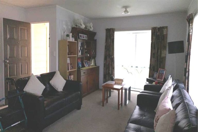 Photo of property in 2/12 Bernina Place, Weymouth, Auckland, 2103