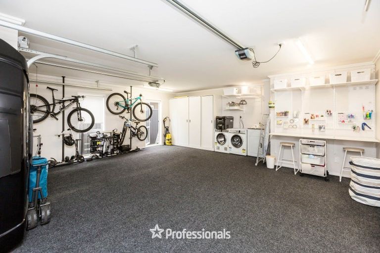 Photo of property in 2 Chalfont Road, Silverstream, Upper Hutt, 5019