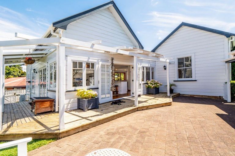 Photo of property in 38 Waiwaka Terrace, Strandon, New Plymouth, 4312