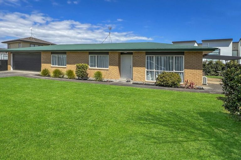 Photo of property in 15 Hocken Place, Mangere Bridge, Auckland, 2022