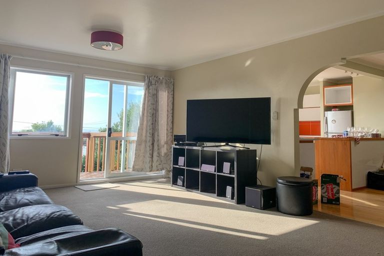 Photo of property in 2/4 Coronation Road, Glenfield, Auckland, 0627