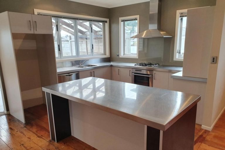 Photo of property in 98 Fulford Street, New Plymouth, 4310