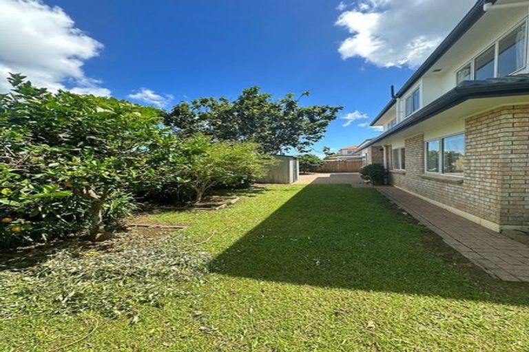 Photo of property in 9 Belsomet Place, Golflands, Auckland, 2013