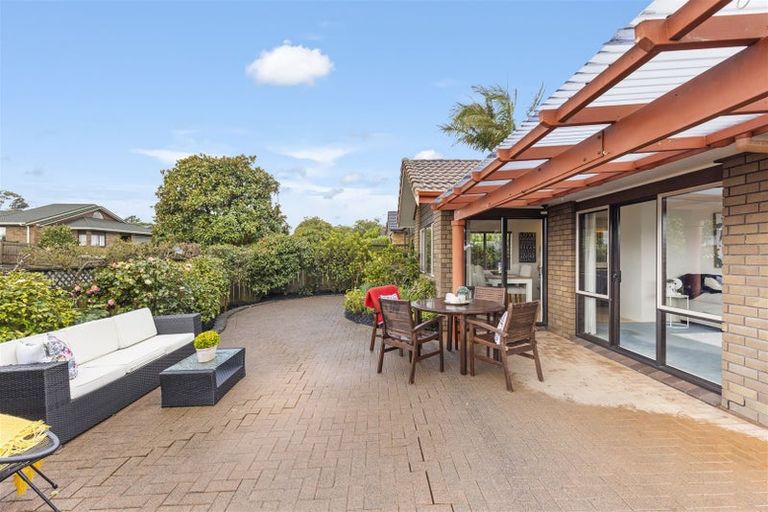 Photo of property in 14 West Fairway, Golflands, Auckland, 2013