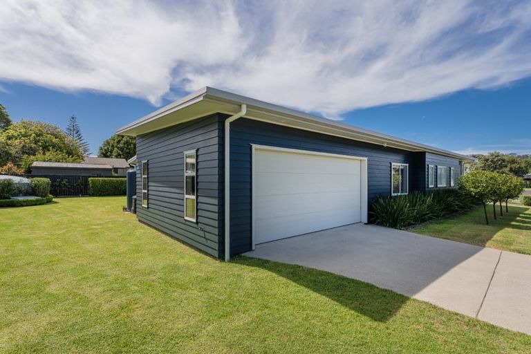Photo of property in 15 Admiral Drive, Cooks Beach, Whitianga, 3591