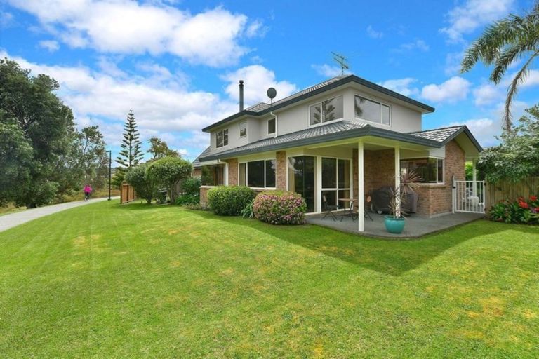 Photo of property in 168 Lakeside Drive, Orewa, 0931
