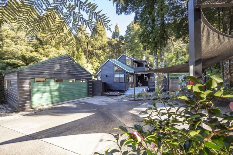 Photo of property in 422 Scenic Drive, Waiatarua, Auckland, 0612