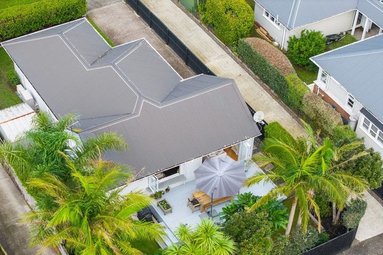 Photo of property in 15 Alberta Street, Point Chevalier, Auckland, 1022