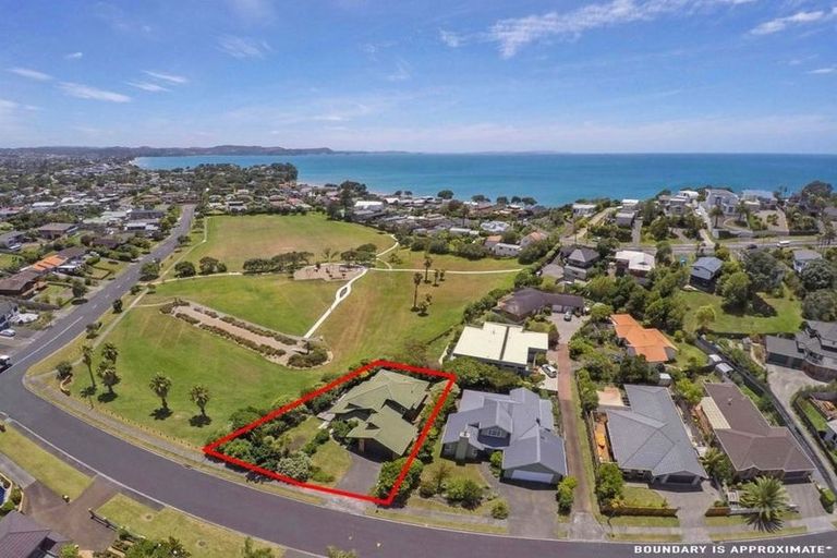 Photo of property in 5 Esther Place, Red Beach, 0932