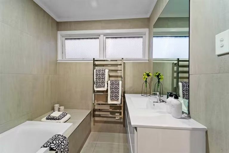 Photo of property in 3/5 Braemar Road, Castor Bay, Auckland, 0620