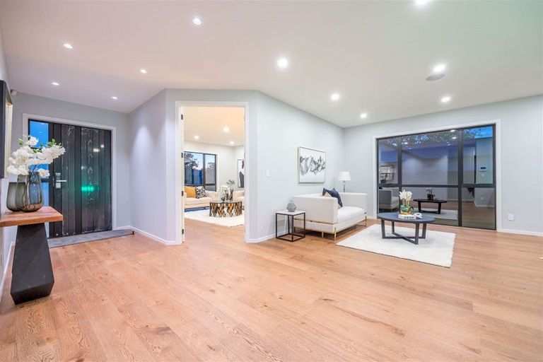 Photo of property in 18 Madden Avenue, Kumeu, 0810