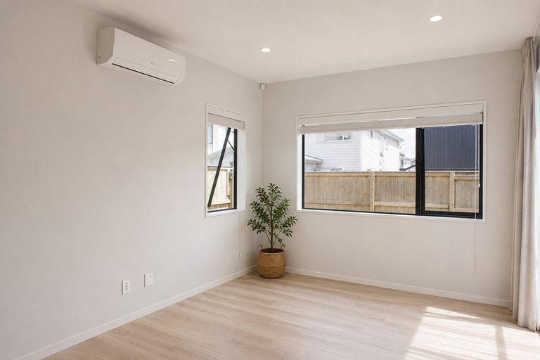 Photo of property in 42 Toanui Road, Hobsonville, Auckland, 0616