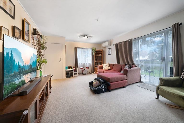 Photo of property in 2/37 Seabrook Avenue, New Lynn, Auckland, 0600