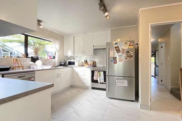 Photo of property in 3/25a Beach Road, Te Atatu Peninsula, Auckland, 0610