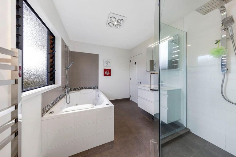 Photo of property in 76a Walmer Road, Point Chevalier, Auckland, 1022