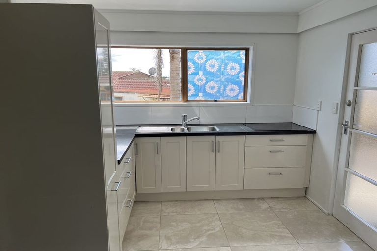 Photo of property in 11 Ian Place, Glendene, Auckland, 0602