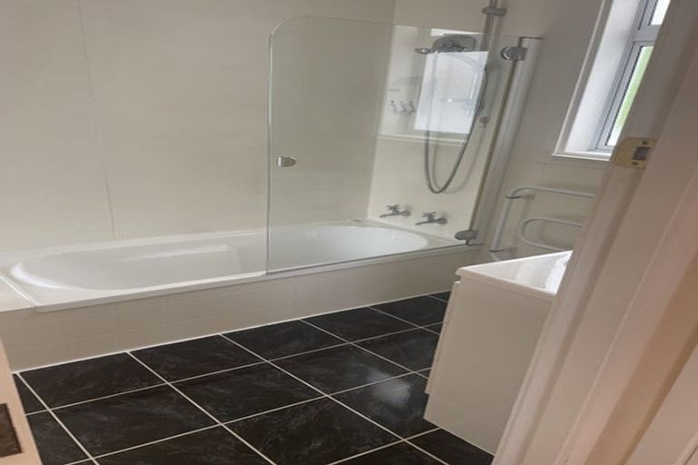 Photo of property in 9 Sunnyview Road, Greenhithe, Auckland, 0632