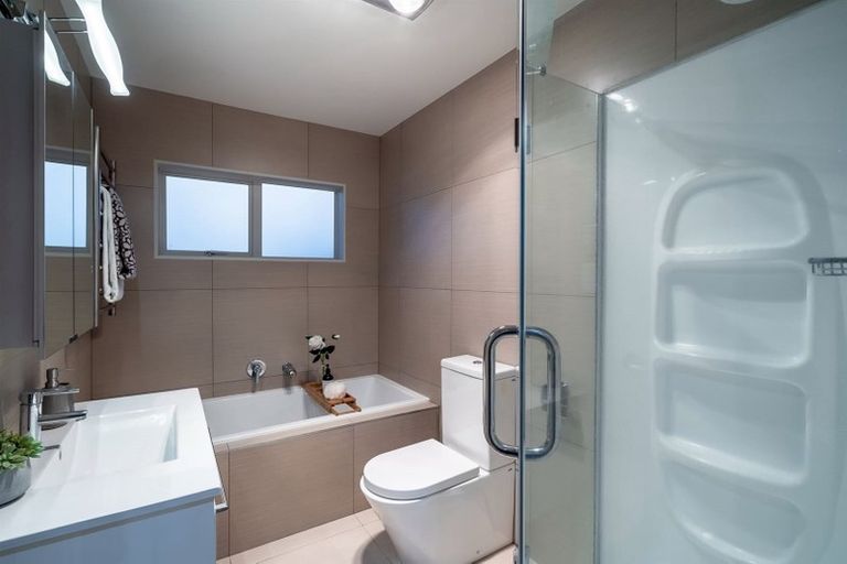 Photo of property in 2/46 Raleigh Road, Northcote, Auckland, 0627