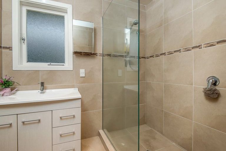 Photo of property in 1/16 Howard Road, Northcote, Auckland, 0627