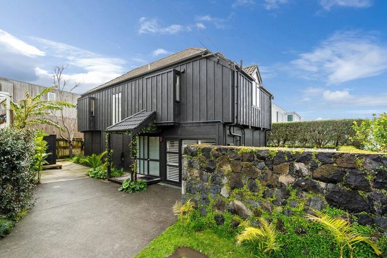 Photo of property in 2/10 Merani Street, Narrow Neck, Auckland, 0622