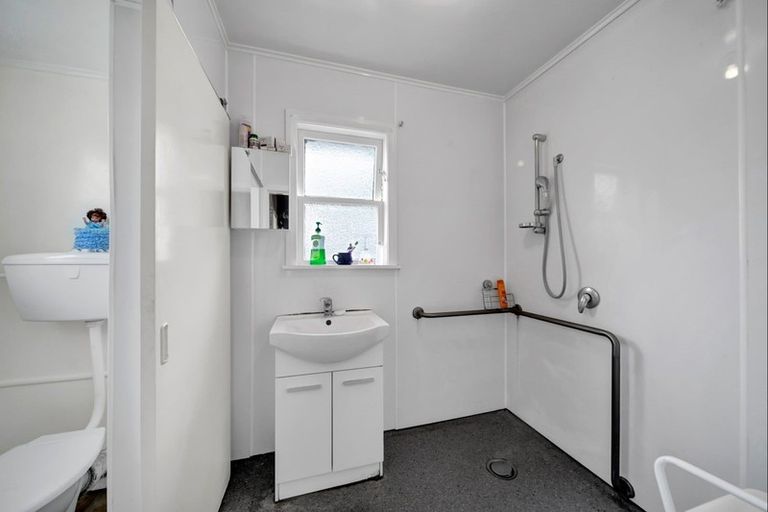 Photo of property in 81a Seaview Road, Westown, New Plymouth, 4310