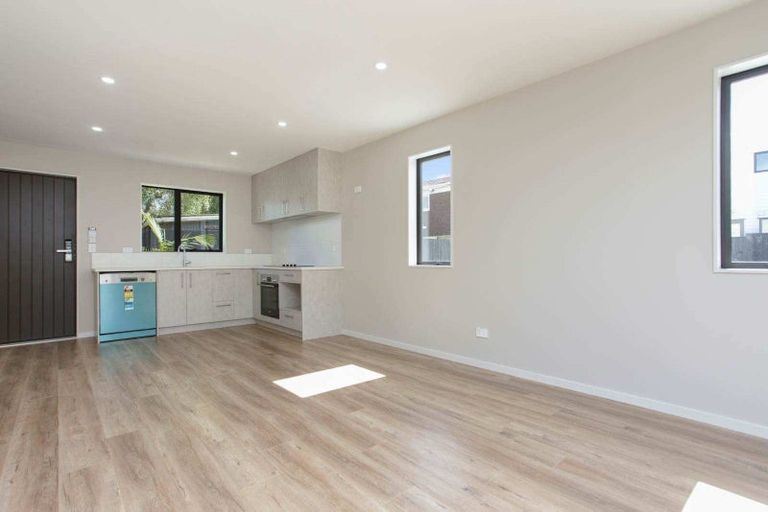 Photo of property in 3/30 West Coast Road, Glen Eden, Auckland, 0602