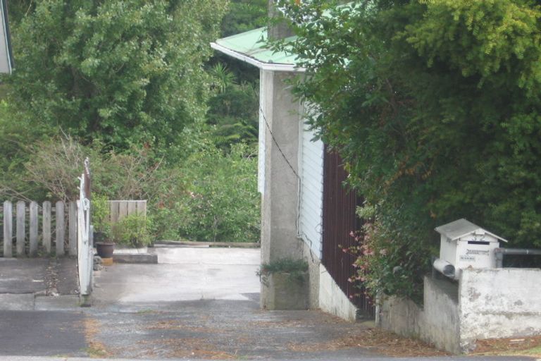 Photo of property in 32 Peach Road, Glenfield, Auckland, 0629