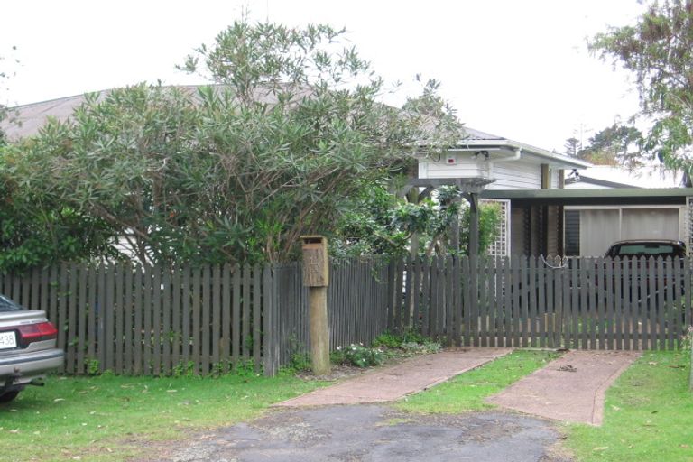 Photo of property in 1/11a Knox Road, Swanson, Auckland, 0612