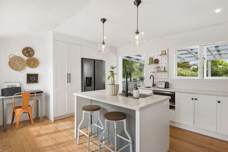 Photo of property in 52 Tiri Tiri Road, Birkdale, Auckland, 0626