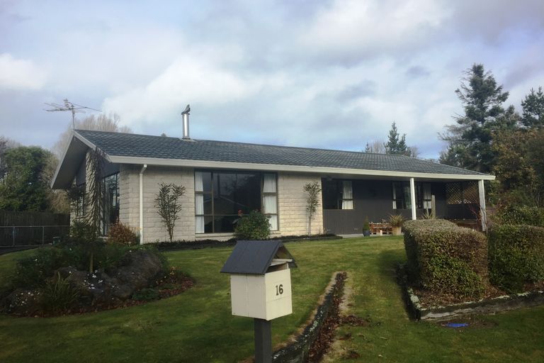 Photo of property in 16 Taiaroa Place, Southbridge, 7602