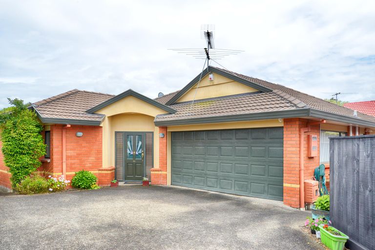 Photo of property in 2/11 Pat O'connor Place, Manurewa, Auckland, 2105