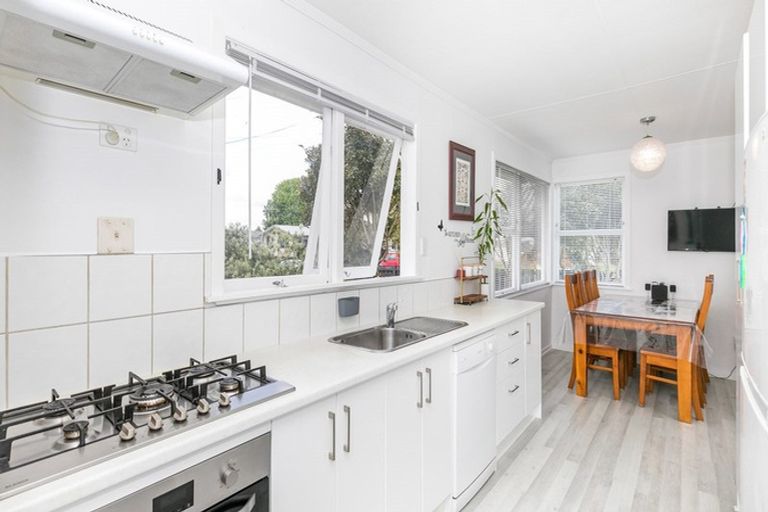 Photo of property in 104 Collins Road, Melville, Hamilton, 3206