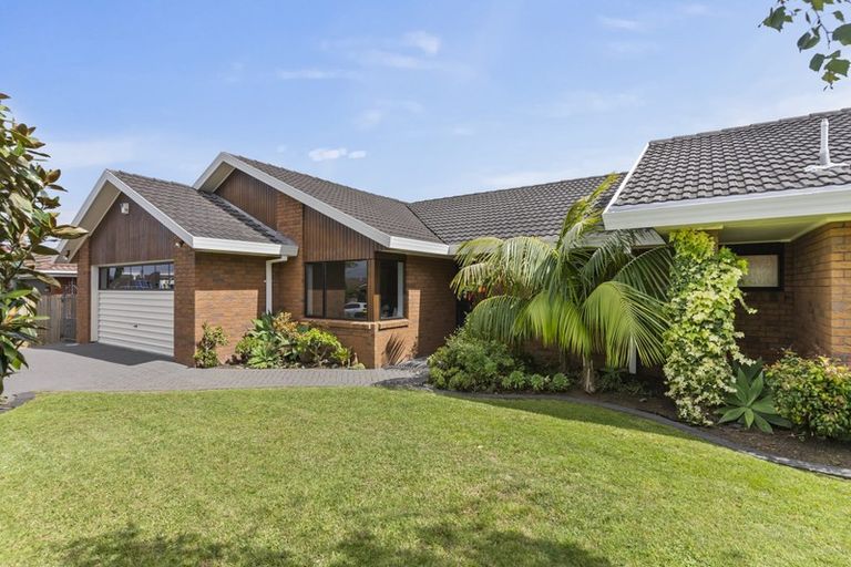 Photo of property in 17 Channing Crescent, Botany Downs, Auckland, 2010