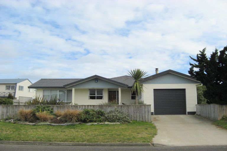 Photo of property in 19 Manga-pirau Street, Waikawa Beach, Manakau, 5573