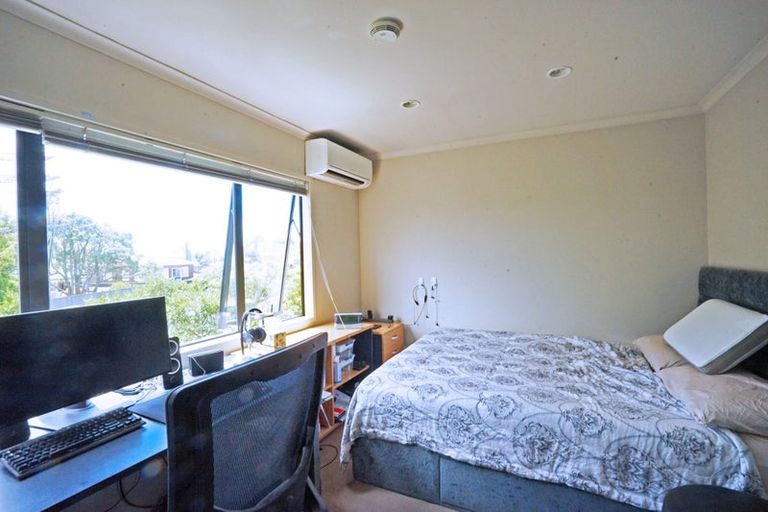 Photo of property in Harbour View Terraces, 2/170 Mokoia Road, Chatswood, Auckland, 0626