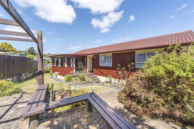 Photo of property in 19 Pankhurst Place, Sunnyvale, Auckland, 0612