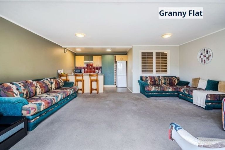 Photo of property in 19 Chivalry Road, Glenfield, Auckland, 0629