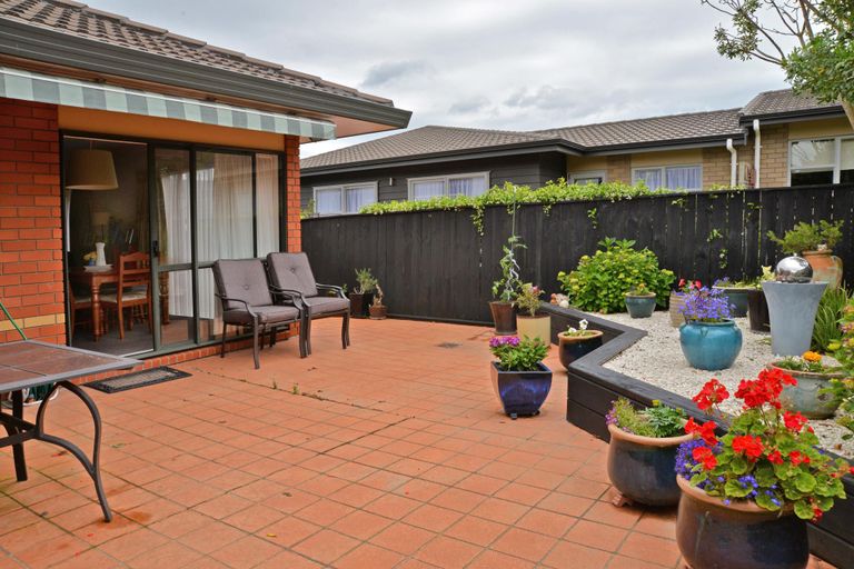 Photo of property in 2/11 Pat O'connor Place, Manurewa, Auckland, 2105