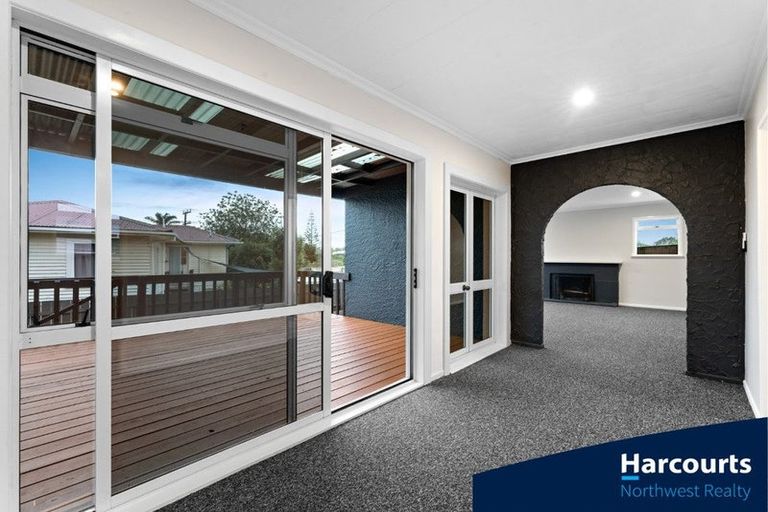 Photo of property in 188 Waimumu Road, Massey, Auckland, 0614