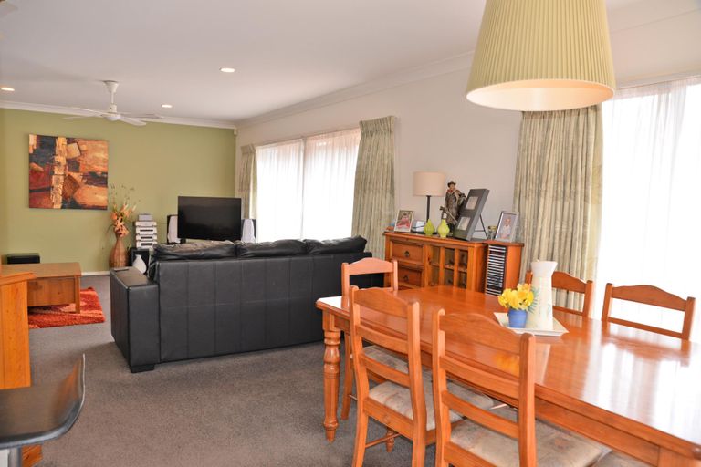 Photo of property in 2/11 Pat O'connor Place, Manurewa, Auckland, 2105