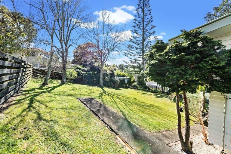Photo of property in 18 Arosa Place, Forrest Hill, Auckland, 0620